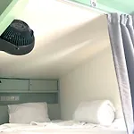 Urban Habitat Capsule Beds Хостел *
