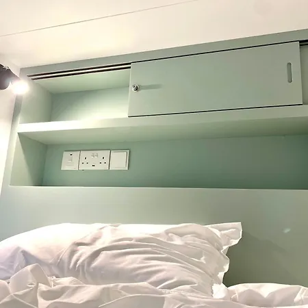 Urban Habitat Capsule Beds אכסניה