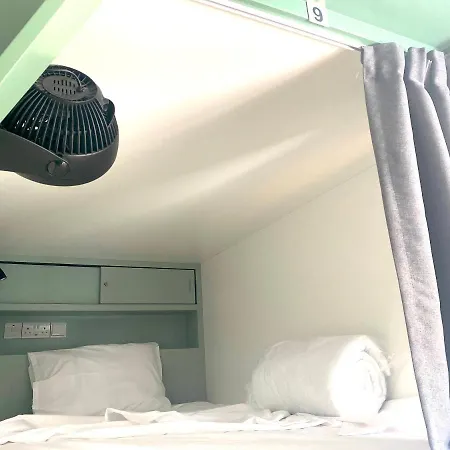 Urban Habitat Capsule Beds Hostal *