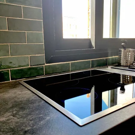 Urban Habitat Capsule Beds ホステル ニコシア